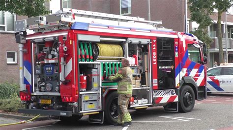 Primeur De Nieuwe Tankautospuit Met Spoed Naar Een Woningbrand In