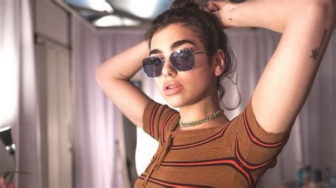 Dua Lipa Biografi Lakaran