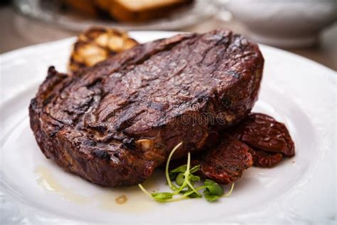 Bistec De Costilla Con Ajo Asado A La Parrilla Imagen De Archivo