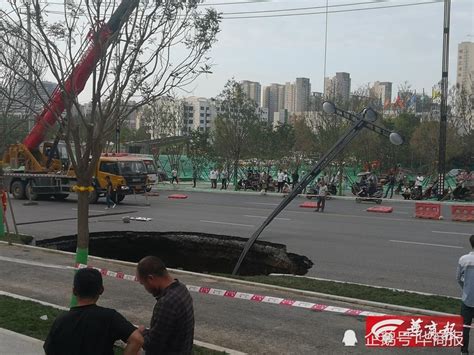 西安雁翔路道路塌陷疑有一人掉入坑中，正积极营救 西安市 新浪财经 新浪网