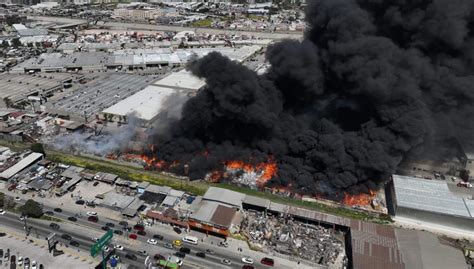 Voraz Incendio Consume Planta Recicladora De Tijuana Video