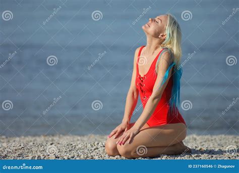 Mujer En Bikini En La Playa Foto De Archivo Imagen De Encanto Ocio