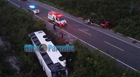 Ônibus tomba e deixa 12 pessoas feridas após colidir carro OitoMeia