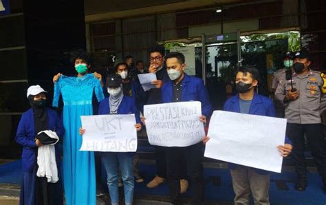 Aliansi UNY Bergerak Gelar Aksi Di Gedung Kemendikbudristek Baju Dansa