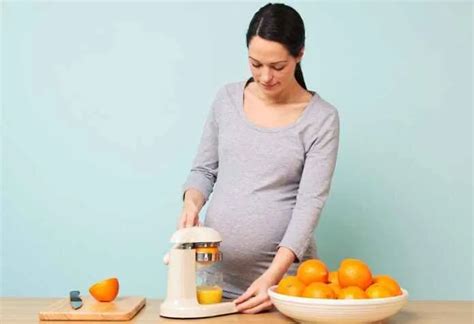 गरोदर असताना पिण्यासाठी ८ पोषक फळांचे रस 8 Healthy Juices To Drink When Pregnant In Marathi