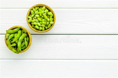 Fundo Dos Feij Es De Soja Verdes No Modelo Desktop De Madeira Branco Da