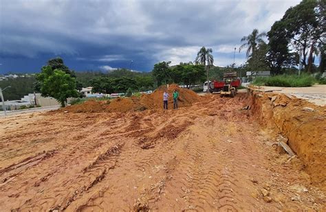 Obras da rotatória e praça no bairro Morro da Mina prometem melhorar a