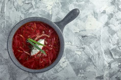 Borsch ruso ucraniano tradicional con crema agria en un tazón de fuente