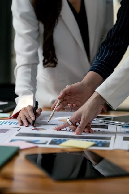 Grupo De J Venes Empresarias Trabajando Juntos Gente De Negocios