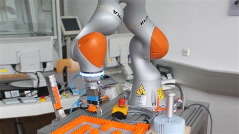 KUKA supports students to get up and running with robotics | KUKA AG