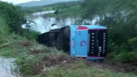 Vídeo Ônibus sai da pista e tomba durante forte chuva em Pedra Branca