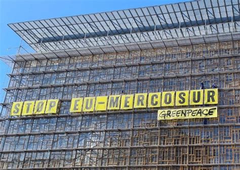 Greenpeace Escala La Sede Del Consejo En Bruselas Para Protestar Contra