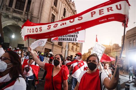 Plaza San Martín Recibió A Manifestantes A Favor Y En Contra Del Gobierno Noticias Agencia