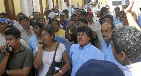 Taxistas hicieron plantón en Palacio Municipal PERU CORREO