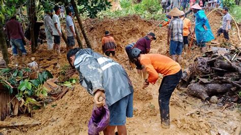 Longsor Terjang Padang Pariaman Orang Meninggal Dunia Regional