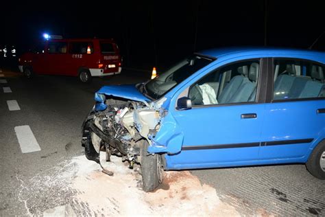 Unfall in Erding auf der B 388 Frau übersieht Gegenverkehr Bilder