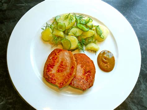 Gebratener Leberkäs mit Gurken Kartoffelsalat Rezept kochbar de