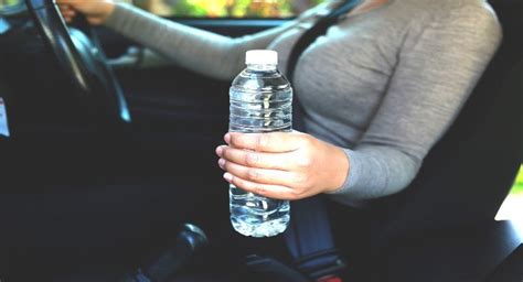 Mai Lasciare Una Bottiglia D Acqua In Macchina I Vigili Avvertono