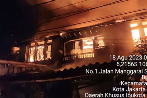 Rumah Di Tebet Kebakaran Petugas Damkar Dikerahkan