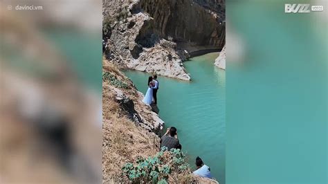 Ce Couple Se Jette L Eau Pour Ses Photos De Mariage