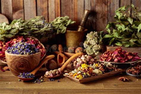 Plantas Medicinales Secas Hierbas Y Flores Sobre Un Fondo De Madera Antiguo Imagen De Archivo