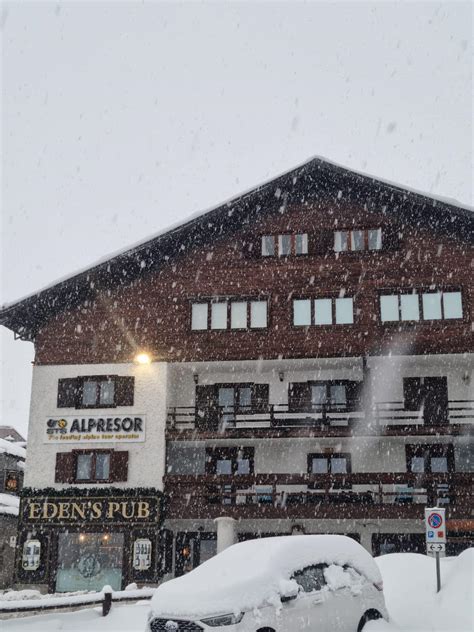 Tanta Neve Sulle Alpi Di Confine Paesaggio Fiabesco A Cervinia E Riale