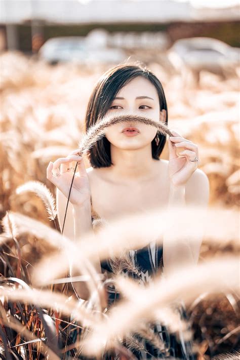 アジア人、 モデル、 女性、 屋外の女性、 植物、 ブルネット、 目をそらす、 肩の長さの髪、 Hdデスクトップの壁紙 Wallpaperbetter