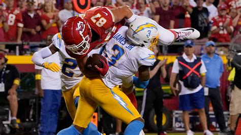 Kansas City Chiefs Tight End Travis Kelce S 18 Yard Reception Ends With