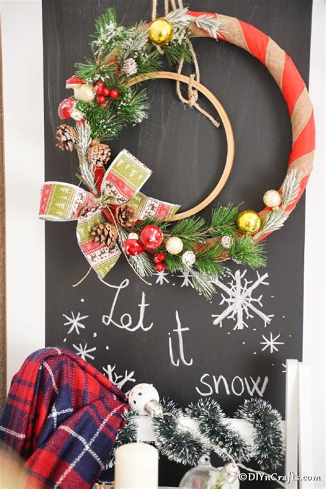 34 Ways To Make A Simple DIY Christmas Wreath Look Extraordinary