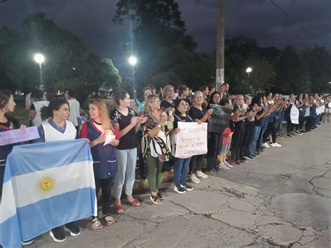 Docentes autoconvocados en Monte Maíz se manifestaron marchando por las