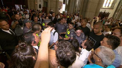 Manifestantes do MPL invadem missa na catedral da Sé para protestar