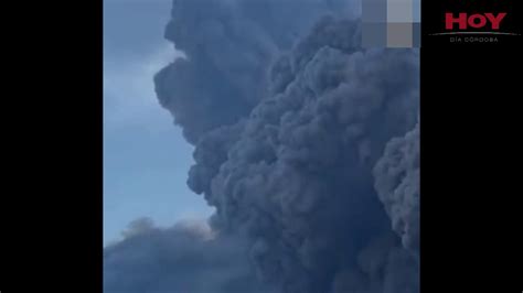 Un Barco Escap A Toda Velocidad Del Humo De Una Erupci N Volc Nica