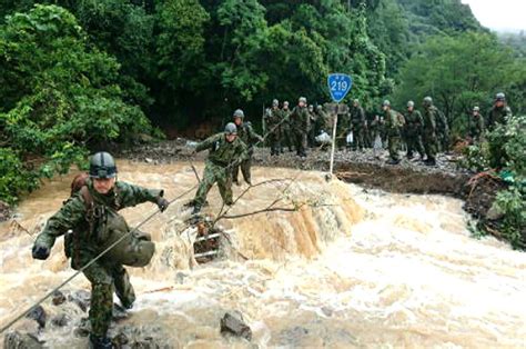 【自衛隊と災害派遣】熊本豪雨、孤立集落に陸自はレンジャー投入 制度改革で自衛官の活動を後押し （1 2ページ） Zakzak：夕刊フジ公式サイト