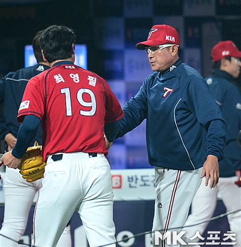 김기태 감독 `최영필 최고령 세이브 신기록 축하해` Mk포토 Mk스포츠