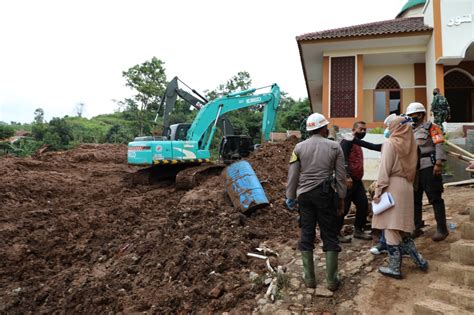 Update Longsor Sumedang Orang Tewas Dan Dinyatakan Hilang