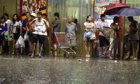 躲雨的人 躲雨的人剪影 躲雨 文秘苑图库