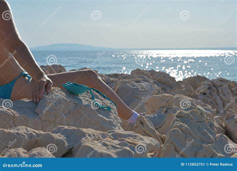 Femme Dans Le Bikini Se Reposant Sur Le Bord De La Mer Et Bronzant Ses