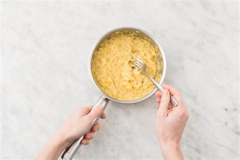 Italiaanse Orzo Met Gekruid Rundergehakt Romige Tomatensaus