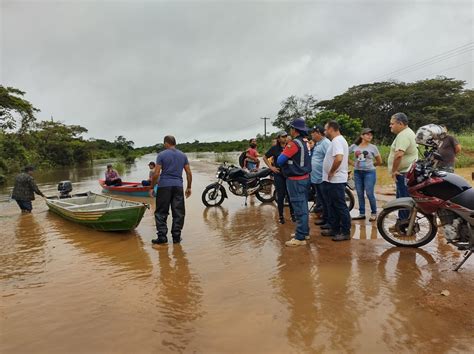 Rio Cachorro transborda e interdita trecho da BR 432 no Cantá ao Norte