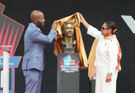 Ken Riley’s Pro Football Hall of Fame bust revealed