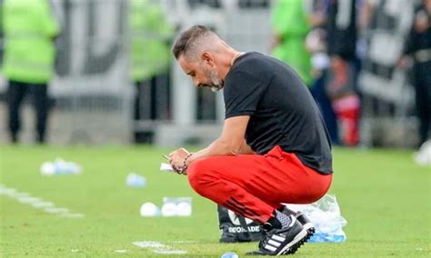 Flamengo anuncia demissão de Vítor Pereira após perder Carioca