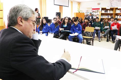 Alcalde Paredes se reúne con representantes de alumnos de los colegios