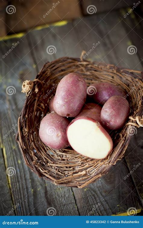 Pommes De Terre Crues Dans Un Panier Photo Stock Image Du Cuisinier