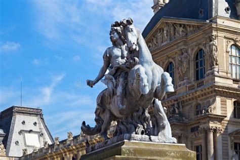 PARIS FRANCE 23 JUIN 2017 Sculpture Du Roi Louis XIV Près Des