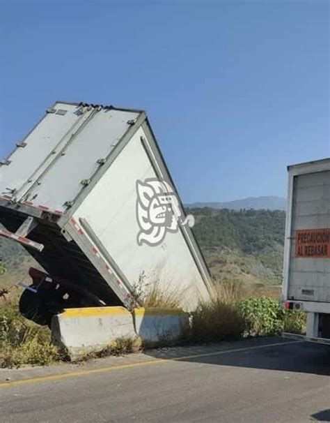 Tráiler se despista en la Puebla Orizaba roban la carga