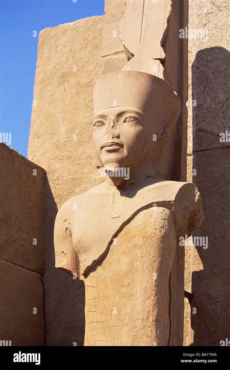 Coloso de Ramsés II en el Templo de Luxor Fotografía de stock Alamy