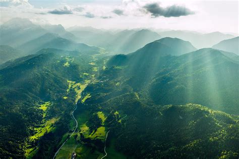 デスクトップ壁紙 日光 木 風景 森林 山々 丘 自然 緑 朝 ミスト 太陽の光 谷 荒野 アルプス 高原 リッジ 雲 大気現象 地球の雰囲気 山岳