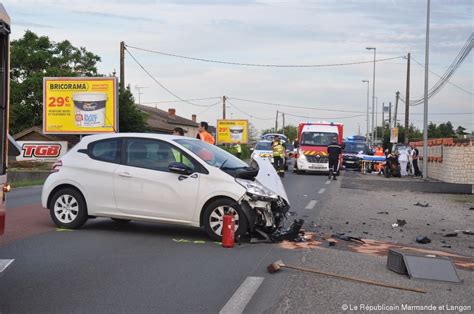 Spectaculaire Accident Entre Une Moto Et Une Voiture