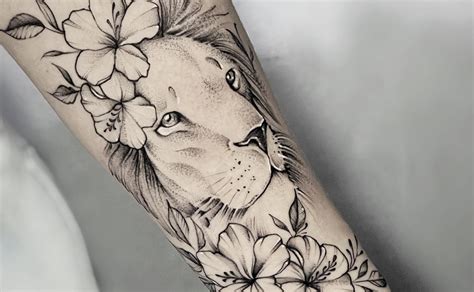 Tatuagem Leoa Com Flores