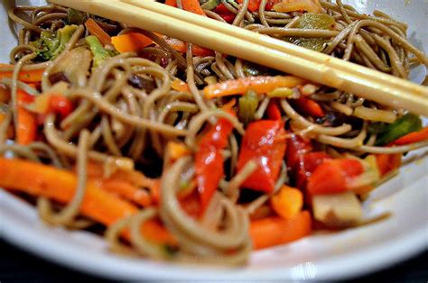 Wok De Nouilles Soba Aux Petits L Gumes Sauce Aigre Douce